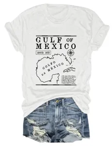 Detailopname van de vintage Golf van Mexico kaartprint op het casual witte dames T-shirt.