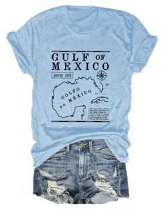 Detail van de Golf van Mexico kaart grafische afbeelding op het lichtblauwe t-shirt.