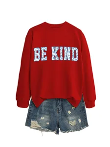 Felpa rossa a maniche lunghe da donna autunnale abbinata a pantaloncini di jeans.