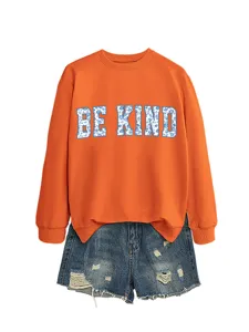 Felpa manica lunga arancione donna con stampa lettere floreali blu e shorts di jeans