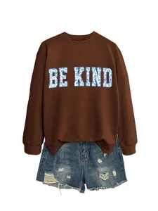 Vista dettagliata della felpa marrone casual da donna con lettere floreali BE KIND.