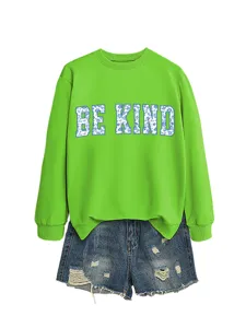 Felpa verde da donna con stampa floreale blu e set di pantaloncini di jeans coordinati.