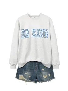Felpa grigia casual con dettaglio di stampa lettere BE KIND floreale blu elegante.