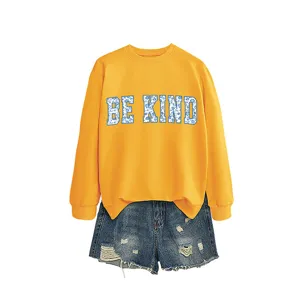 Set felpa gialla e pantaloncini di jeans casual da donna con stampa lettera be kind.
