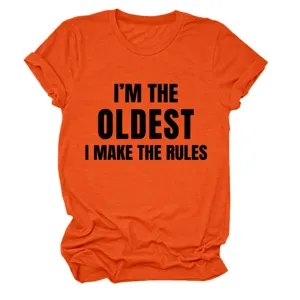 Close-up detail van oranje dames t-shirt met grappige tekstprint en comfortabele ronde hals.