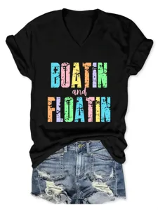 T-shirt femme noir décontracté à col en V et manches courtes assorti à un short en jean.