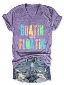 T-shirt à manches courtes et col en V violet décontracté pour femme avec imprimé graphique.