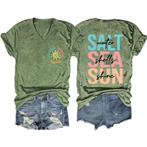 T-shirt casual verde con scollo a V e maniche corte, stampa con lettere da spiaggia e denim short.