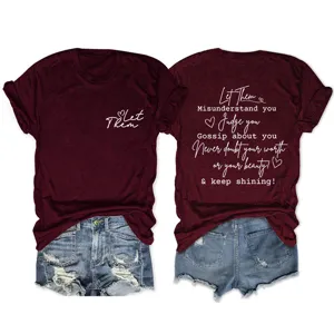 Γυναικείο casual t-shirt με στρογγυλή λαιμόκοψη, κοντό μανίκι και στάμπα, με τζιν σορτς.
