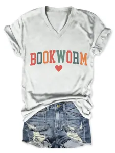 Casual dames V-hals korte mouw t-shirt met bookworm print gecombineerd met denim shorts.