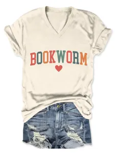 Casual V-hals kort mouw T-shirt met boekenworm grafisch detail en stijlvolle denim short.