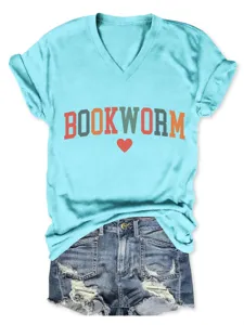 Dames casual V-hals korte mouw t-shirt met boekenworm grafische print en denim shorts.
