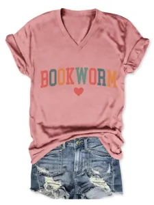 Casual dames v-hals korte mouw t-shirt met boekworm grafische print en stijlvolle denim shorts.