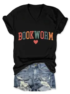 Close-up detail van zwart dames T-shirt met V-hals en kleurrijke bookworm grafische print.