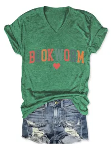 Close-up detailopname van het groene V-hals t-shirt met Bookworm opdruk en schattige hart.
