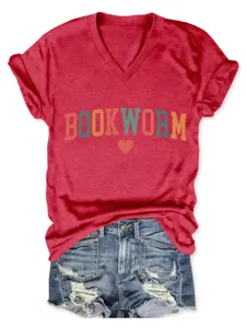 Close-up detail van een rood V-hals korte mouw t-shirt met mooie bookworm grafische print.