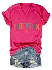 Close-up van het roze V-hals t-shirt met speelse kleurrijke boekenworm printtekst.