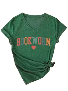 Detailgezicht van donkergroen V-hals T-shirt met boekenworm grafische print en knoop.