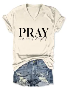 Vista dettagliata della t-shirt casual con collo a V e maniche corte con stampa.