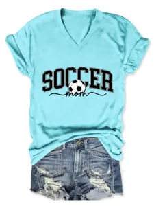 Vue détaillée du t-shirt à manches courtes et col en V bleu clair avec imprimé soccer mom.