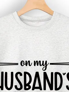 Lässiger grauer Damen Pullover mit Rundhalsausschnitt und witzigem Slogan Aufdruck, Herbst.