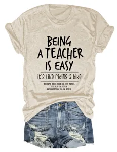 Vista di dettaglio della t-shirt a maniche corte con citazione e pantaloncini di jeans.