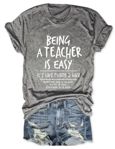 T-shirt grigia a maniche corte in cotone con simpatica citazione da insegnante e jeans.