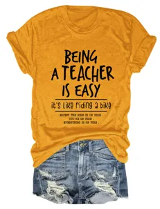 Casual t-shirt gialla da insegnante abbinata a pantaloncini di jeans, comodo top a maniche corte.