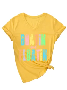 T-shirt jaune à col V et manches courtes avec nœud et imprimé graphique coloré.