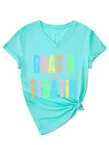 Détail t-shirt turquoise col V manches courtes avec revers et nœud graphique ravissant.