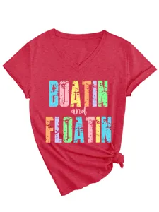 Vue détaillée du t-shirt rouge à col en V, manches courtes, imprimé et à ourlet noué.