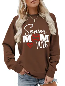Gros plan du sweat-shirt marron Senior Mom 2026, avec impression graphique sur le devant.
