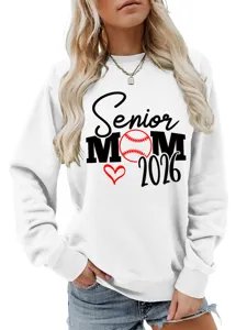 Détail du sweat-shirt blanc à manches longues avec impression baseball Senior Mom 2026.