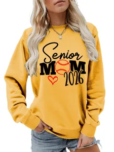 Vue détaillée du sweat-shirt graphique jaune Senior Mom 2026, idéal pour les mères.