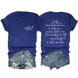Καθημερινό γυναικείο t-shirt με κοντό μανίκι και στάμπα σε συνδυασμό με τζιν σορτς.