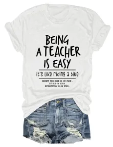 Dettaglio t-shirt grafica insegnante, stampa slogan divertente, top manica corta casual.