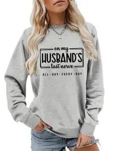 Nahaufnahme Detailansicht des grauen Damen Grafik Sweatshirts mit witzigem Brustdruck.