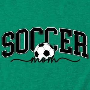 Gros plan d'un t-shirt à manches courtes vert avec impression maman foot et détail ballon.