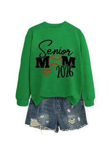 Sweatshirt vert à col rond avec imprimé baseball Senior Mom 2026 associé à un short jean.