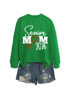 Sweat-shirt vert Senior Mom 2026 associé à un short en jean, vêtement casual de baseball.