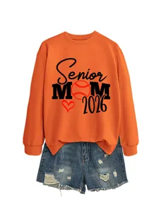 Vue détaillée du sweat-shirt orange senior mom associé à un short en denim élégant.
