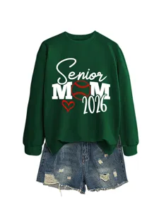 Sweat-shirt graphique vert Senior Mom 2026 assorti à un short en jean déchiré détail.
