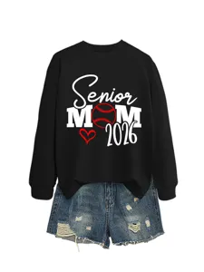 Sweat-shirt senior mom 2026 haut noir a manches longues avec short en jean casual.