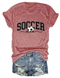 Vue détaillée du t-shirt à manches courtes avec motif graphique maman de foot stylé.