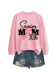 Sweat-shirt rose Senior Mom 2026 avec short en denim usé tenue décontractée femme tendance