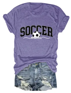 T-shirt violet à manches courtes avec imprimé soccer mom, assorti à un short en jean.