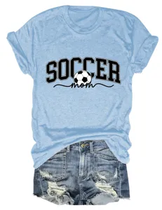 Vue détaillée du t-shirt graphique bleu clair avec inscription sport et motif de ballon.