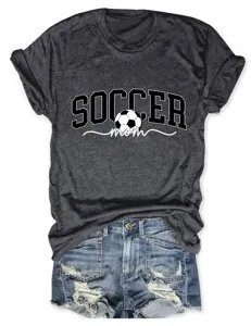 Vue détaillée du t-shirt graphique gris foncé soccer mom avec short en jean déchiré.