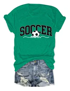 T shirt manches courtes vert pour femmes avec motif soccer mom et short en jean bleu detail