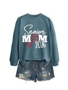 Sweat-shirt manches longues senior mom 2026 assorti à un ensemble de mini-short en denim.